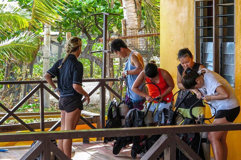 Ratu Kini Backpackers&Dive Resort Mana Island Exterior foto