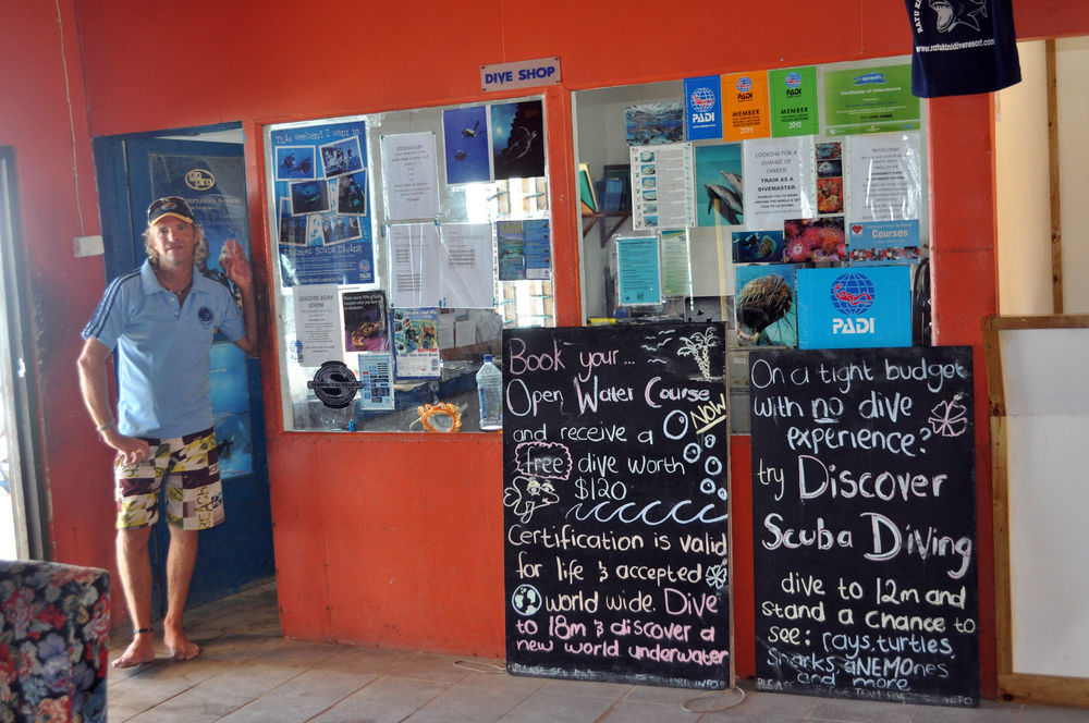 Ratu Kini Backpackers&Dive Resort Mana Island Exterior foto
