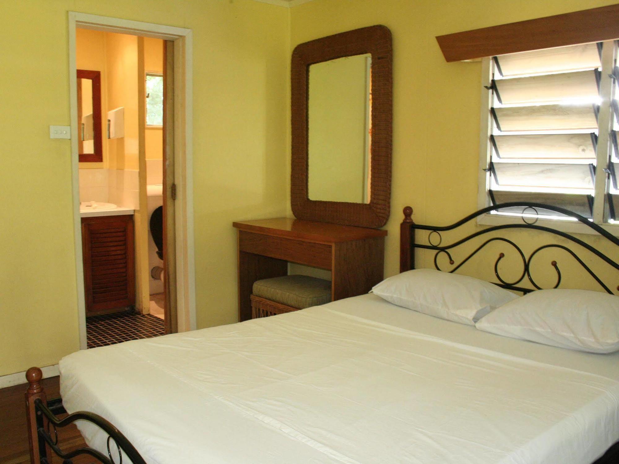 Ratu Kini Backpackers&Dive Resort Mana Island Exterior foto